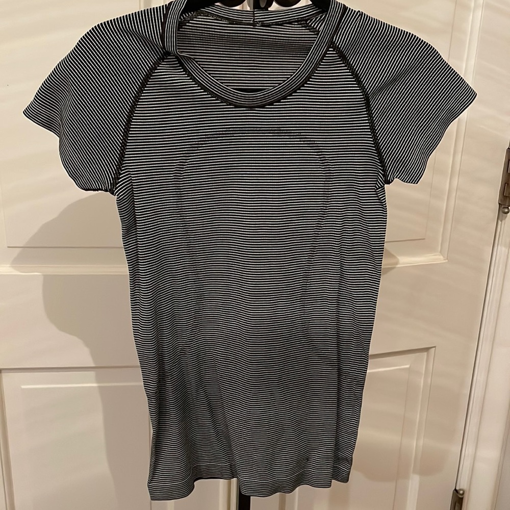 Lululemon Black and White Tee Size 4